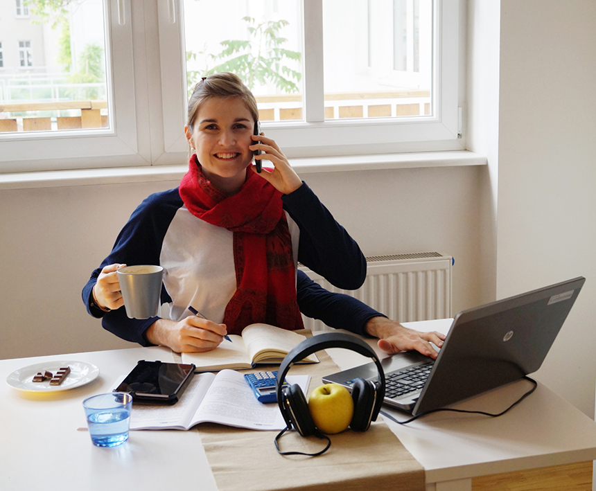 Studentin mit 4 Armen am vollen Schreibtisch