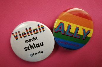 Buttons mit den Aufschriften Vielfalt macht schlau @FernFH und Ally queer@hochschulen